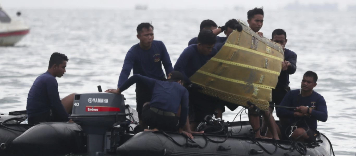 Αεροπορική τραγωδία στην Ινδονησία: Το αεροπλάνο έπεσε σαν κεραυνός στην θάλασσα και εξερράγη στο νερό